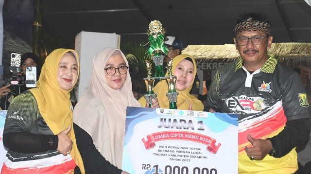 Bupati Sukabumi H. Asep Japar resmi menutup Expo Sukabumi 2025 di Palabuhanratu. Perputaran ekonomi mencapai Rp2,5 miliar meski menurun dari tahun sebelumnya.