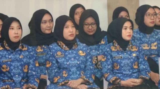 Bupati Sukabumi lantik 48 PNS dan serahkan Satyalancana Karya Satya kepada 100 pegawai di Hari Jadi Sukabumi ke-155.