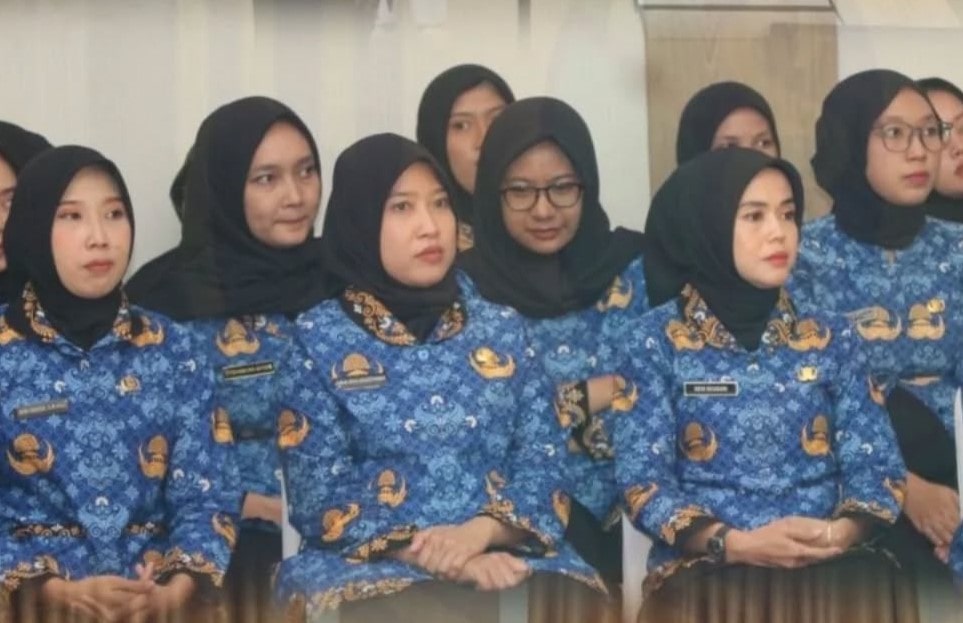 Bupati Sukabumi lantik 48 PNS dan serahkan Satyalancana Karya Satya kepada 100 pegawai di Hari Jadi Sukabumi ke-155.