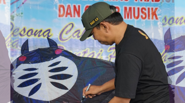 Festival Layang-Layang Sukabumi resmi ditutup Wakil Bupati Andreas. DPR RI Iman Adinguraha berharap event ini jadi agenda tahunan untuk tarik wisatawan ke Sukabumi.