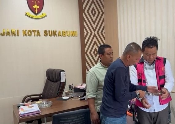 Kejari Kota Sukabumi menangkap buronan kasus korupsi kredit BRI, Rihandani bin Adin Marpudin. Tersangka diduga merugikan negara hingga Rp1,77 miliar dan kini resmi ditahan.