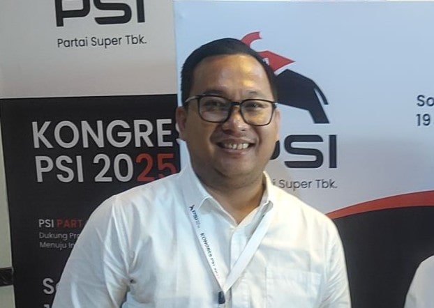 Ketua PSI Sukabumi, Dede Abdul Latief, berhasil mengawal anggaran Rp22 miliar dari KKP untuk pembangunan Kampung Nelayan Merah Putih di Ciwaru. Ia mengkritik minimnya apresiasi dari Pemkab Sukabumi dan menekankan pentingnya kolaborasi demi kemajuan daerah.