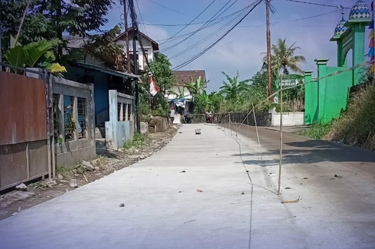 Dinas PU Sukabumi melalui UPTD Wilayah III Cicurug melaksanakan betonisasi Jalan Benda–Duren Gede di Desa Kutajaya. Peningkatan infrastruktur ini diharapkan memperlancar mobilitas dan mendukung aktivitas ekonomi warga.