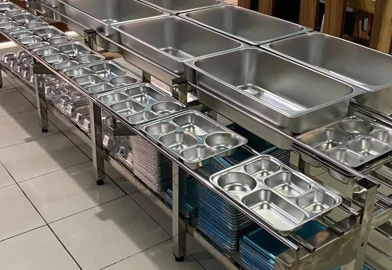 BPJPH pastikan kehalalan food tray Program Makan Bergizi Gratis dengan audit langsung ke China. BGN janji prioritaskan produk dalam negeri.