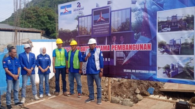 Partai Demokrat Sukabumi rayakan HUT ke-24 dengan peletakan batu pertama kantor DPC, santunan anak yatim, dan pengobatan gratis untuk masyarakat.