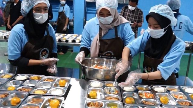 Program MBG lewat SPPG tak hanya tingkatkan gizi anak, tapi juga beri peluang kerja bagi ibu rumah tangga dengan gaji hingga Rp2 juta per bulan.
