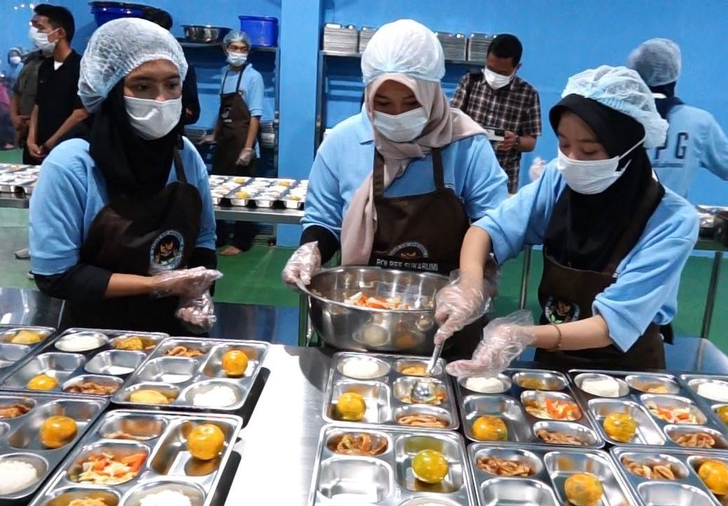 Program MBG lewat SPPG tak hanya tingkatkan gizi anak, tapi juga beri peluang kerja bagi ibu rumah tangga dengan gaji hingga Rp2 juta per bulan.