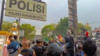 aksi unjuk rasa di depan Mapolres Sukabumi Kota Delapan korban meninggal dunia tercatat sepanjang aksi unjuk rasa di berbagai daerah di Indonesia selama Agustus 2025. Tragedi ini menjadi sorotan publik dan memicu desakan evaluasi terhadap pola pengamanan demonstrasi.