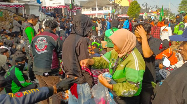 Pengemudi ojek online (ojol) tetap ikut aksi unjuk rasa 1 September 2025 di Sukabumi meski sebelumnya komunitas ojol menyatakan tidak terlibat. Mereka berbaur dengan mahasiswa dan elemen masyarakat lainnya.
