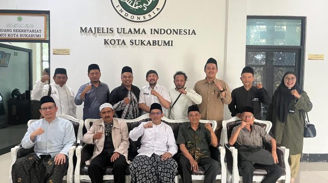 Aliansi Masyarakat Kota Sukabumi (AMKS) audiensi ke MUI terkait polemik wakaf uang. Anggi Fauzi, salah satu inisiator AMKS, tegaskan persoalan bukan pada wakafnya, melainkan teknis dan mekanisme.