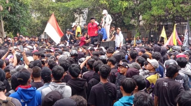 Polres Sukabumi Kota menangkap 13 pelajar saat aksi demo di DPRD Kota Sukabumi, 11 di antaranya positif narkoba. Aksi sempat ricuh hingga polisi gunakan water cannon.