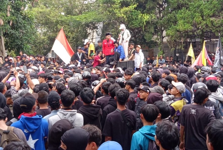 Polres Sukabumi Kota menangkap 13 pelajar saat aksi demo di DPRD Kota Sukabumi, 11 di antaranya positif narkoba. Aksi sempat ricuh hingga polisi gunakan water cannon.