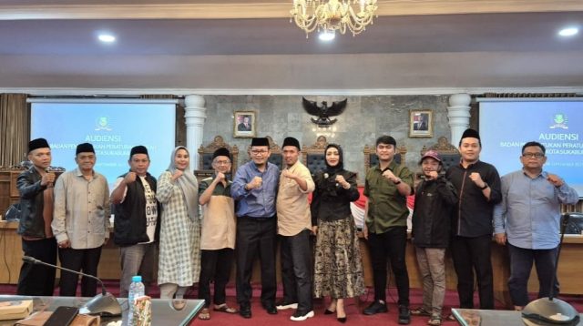 Aliansi Masyarakat Kota Sukabumi (AMKS) mendesak DPRD Kota Sukabumi segera menggunakan hak angket untuk mengusut dugaan penyimpangan dalam Program Wakaf Uang. Desakan ini muncul lantaran program yang digagas Wali Kota Sukabumi Ayep Zaki dinilai sarat konflik kepentingan