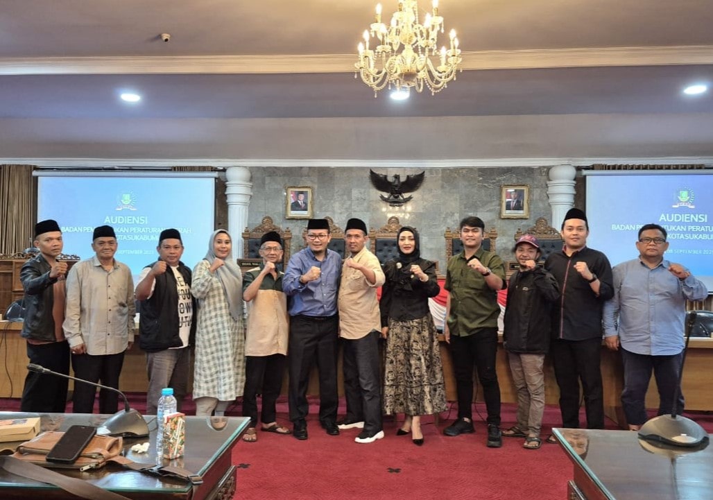 Aliansi Masyarakat Kota Sukabumi (AMKS) mendesak DPRD Kota Sukabumi segera menggunakan hak angket untuk mengusut dugaan penyimpangan dalam Program Wakaf Uang. Desakan ini muncul lantaran program yang digagas Wali Kota Sukabumi Ayep Zaki dinilai sarat konflik kepentingan