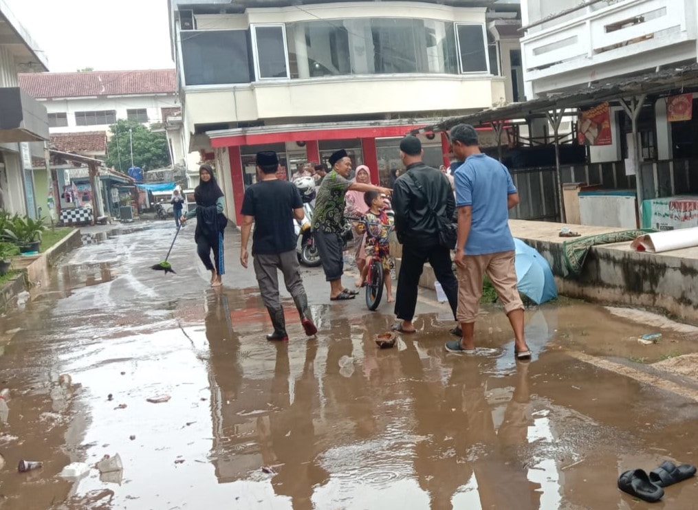 Hujan deras sebabkan banjir di Cibolangkaler, Sukabumi. 5–7 rumah dan Ponpes Al-Masthuriyah terendam. Proyek tol Bocimi diduga perparah aliran air.