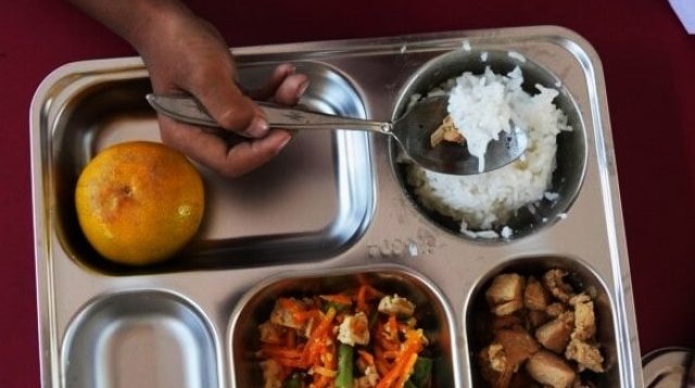 Kasus dugaan keracunan makanan terjadi di SMK Cibadak, Kabupaten Sukabumi. Puluhan siswa alami gejala mual, muntah, pusing, dan diare usai program Makan Bergizi Gratis. Puskesmas Cibadak ambil sampel makanan untuk diperiksa laboratorium.