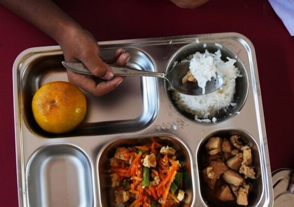 Kasus dugaan keracunan makanan terjadi di SMK Cibadak, Kabupaten Sukabumi. Puluhan siswa alami gejala mual, muntah, pusing, dan diare usai program Makan Bergizi Gratis. Puskesmas Cibadak ambil sampel makanan untuk diperiksa laboratorium.