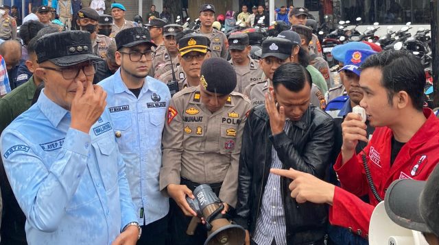Wali Kota Sukabumi Ayep Zaki dan Wakilnya Bobby Maulana temui aksi GMNI di tengah hujan. Mahasiswa desak cabut Perwal tunjangan DPRD senilai Rp20,9 miliar.