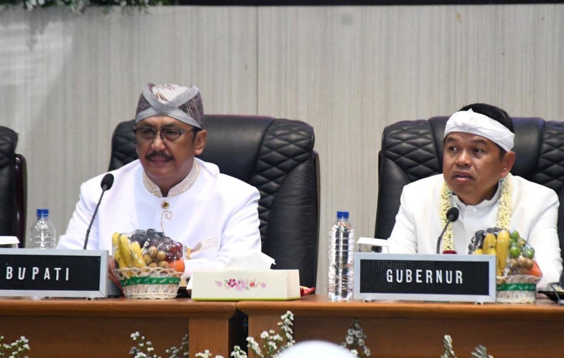 Gubernur Jawa Barat Dedi Mulyadi menegaskan pentingnya percepatan pemekaran Kabupaten Sukabumi. Dengan penduduk lebih dari 2,6 juta jiwa dan wilayah terluas di Jabar, pemekaran dinilai solusi untuk pemerataan pembangunan, efisiensi anggaran, serta peningkatan pelayanan publik.
