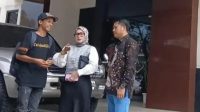 Kisruh antara anggota DPRD Sukabumi Dilla Nurdian dan konten kreator Mang Kifly berakhir damai. Laporan polisi resmi dicabut usai musyawarah.