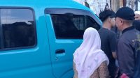 Seorang sopir angkot ditemukan meninggal di dalam kendaraannya di Kampung Cibatu, Cisaat, Sukabumi. Polisi masih menyelidiki penyebab kematian.
