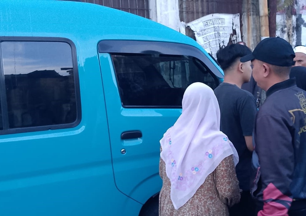 Seorang sopir angkot ditemukan meninggal di dalam kendaraannya di Kampung Cibatu, Cisaat, Sukabumi. Polisi masih menyelidiki penyebab kematian.