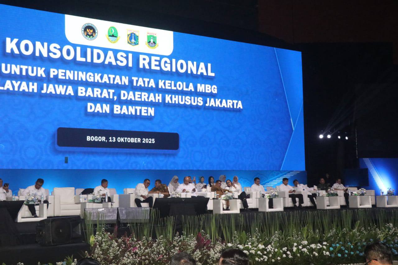 Badan Gizi Nasional (BGN) menggelar rapat konsolidasi regional di Sentul bersama kepala daerah se-Jawa Barat, DKI Jakarta, dan Banten. Agenda ini menindaklanjuti arahan Presiden Prabowo Subianto untuk memperkuat pelaksanaan Program Makan Bergizi Gratis (MBG) menuju Indonesia Emas 2045.