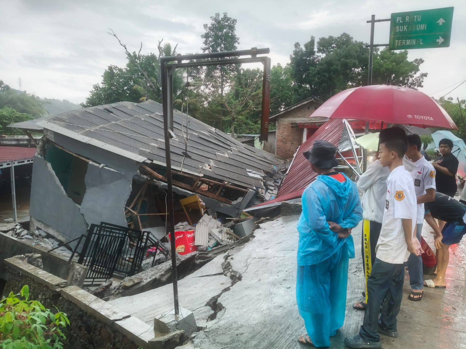 Banjir dan longsor melanda Kecamatan Cisolok, Kabupaten Sukabumi, Senin (27/10/2025). Sebanyak 619 KK atau 1.853 jiwa terdampak. BPBD masih melakukan pendataan dan menyalurkan bantuan darurat.