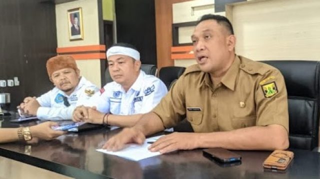 Apdesi Sukabumi menegaskan isu pelaporan 250 kepala desa ke Kejaksaan terkait tunggakan PBB tidak benar. Pertemuan dengan Bapenda Sukabumi bertujuan untuk sinkronisasi data dan memperkuat transparansi pajak daerah melalui sistem digital Smart Bapenda.