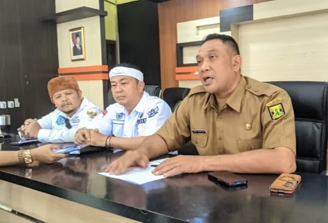 Apdesi Sukabumi menegaskan isu pelaporan 250 kepala desa ke Kejaksaan terkait tunggakan PBB tidak benar. Pertemuan dengan Bapenda Sukabumi bertujuan untuk sinkronisasi data dan memperkuat transparansi pajak daerah melalui sistem digital Smart Bapenda.