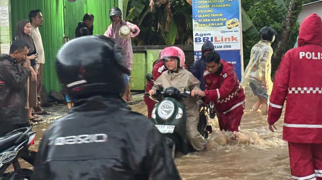 Banjir bandang melanda Kecamatan Cisolok, Kabupaten Sukabumi, Senin (27/10/2025). Sebanyak 500 kepala keluarga terdampak, puluhan rumah rusak, dan jembatan penghubung antar desa terputus akibat luapan Sungai Cisolok. Tim gabungan terus mengevakuasi warga ke tempat aman.