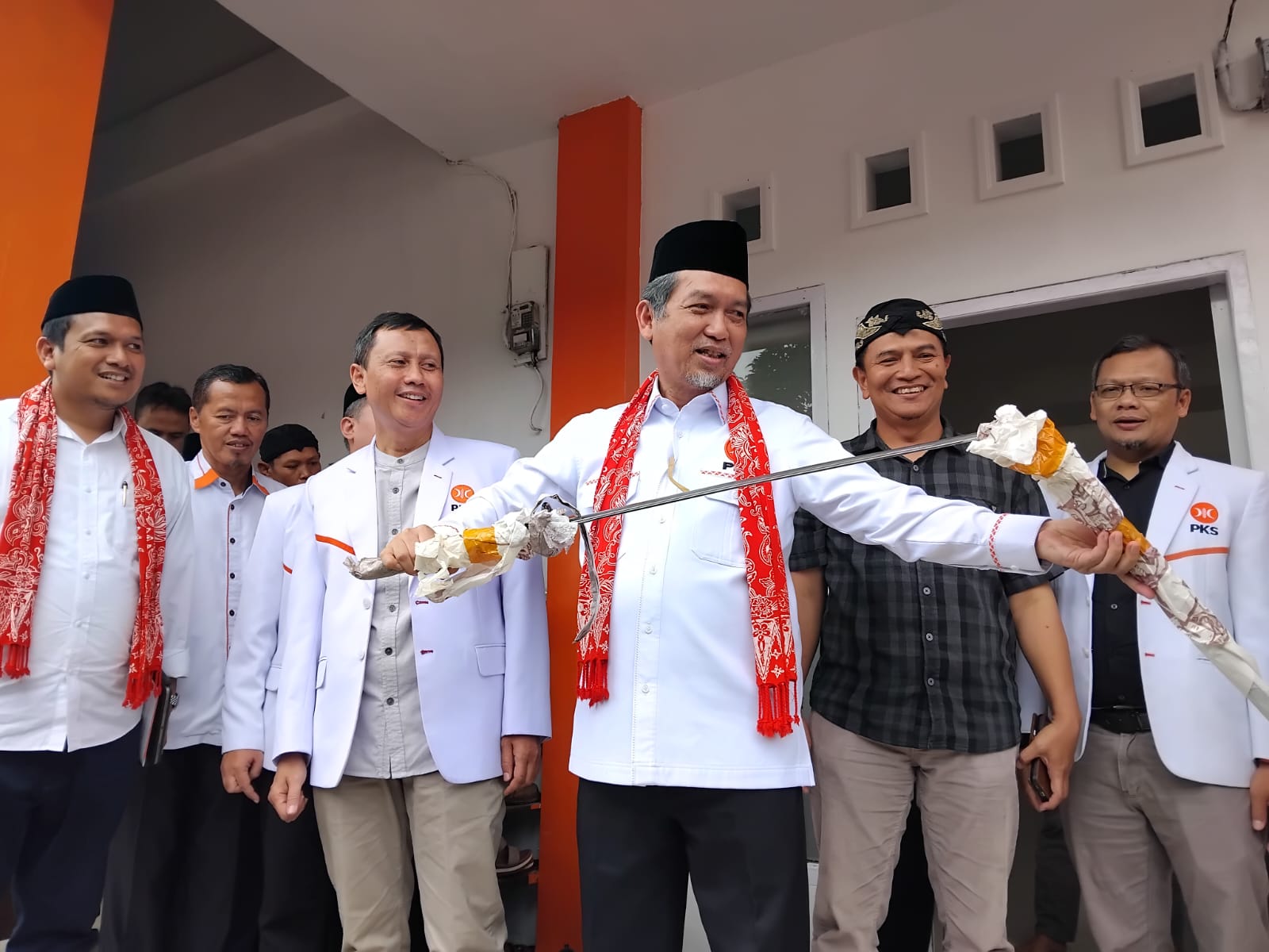 Presiden PKS Al Muzzammil Yusuf mengunjungi Masjid Sejuta Pemuda di Sukabumi pada momentum Sumpah Pemuda 2025. Dalam kunjungannya, ia meresmikan Tim Tanggap Bencana PKS dan menyerukan kebangkitan generasi muda untuk membangun bangsa.