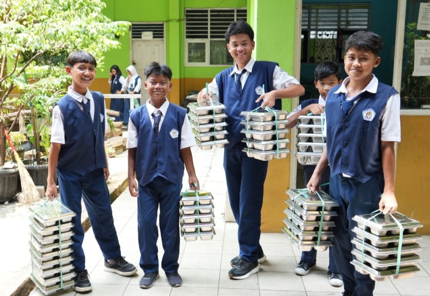 Badan Gizi Nasional (BGN) siapkan insentif Rp5 juta bagi pelaksana daerah yang sukses buat konten positif dan viral tentang Program Makan Bergizi Gratis. Langkah ini untuk lawan hoaks dan bangun kepercayaan publik terhadap program pemerintah.