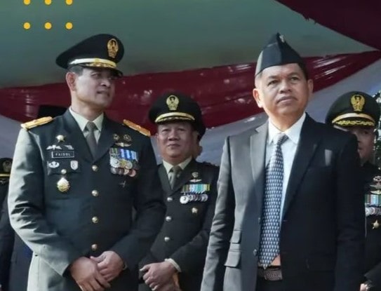 Gubernur Jawa Barat Dedi Mulyadi mengumumkan rencana kebijakan efisiensi anggaran tahun 2026 setelah adanya penurunan dana transfer pusat sebesar Rp2,458 triliun. Penurunan terbesar terjadi pada dana bagi hasil pajak dan dana alokasi umum (DAU). Pemerintah Provinsi Jabar kini menyiapkan langkah strategis untuk menjaga stabilitas fiskal daerah tanpa mengurangi kualitas pelayanan publik.
