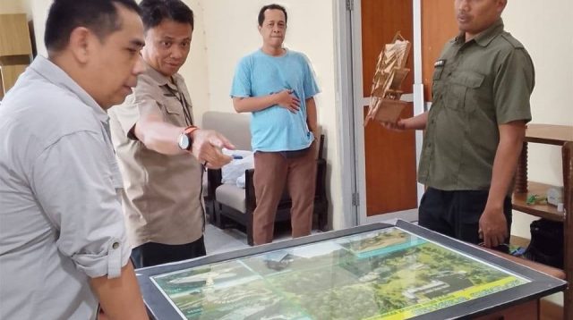 Pemerintah Kabupaten Sukabumi tengah menata ulang Geopark Information Center (GIC) agar lebih representatif dan modern. Melalui desain baru dan fasilitas lengkap, GIC diharapkan menjadi pusat informasi, edukasi, dan promosi wisata unggulan Sukabumi. Kepala Dinas Pariwisata Kabupaten Sukabumi, Ali Iskandar, menegaskan bahwa penataan ini akan memperkuat peran GIC sebagai pintu gerbang wisata dan ruang strategis untuk memperkenalkan potensi daerah kepada wisatawan.