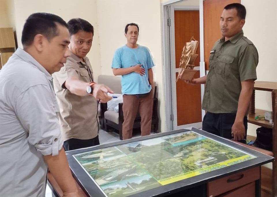 Pemerintah Kabupaten Sukabumi tengah menata ulang Geopark Information Center (GIC) agar lebih representatif dan modern. Melalui desain baru dan fasilitas lengkap, GIC diharapkan menjadi pusat informasi, edukasi, dan promosi wisata unggulan Sukabumi. Kepala Dinas Pariwisata Kabupaten Sukabumi, Ali Iskandar, menegaskan bahwa penataan ini akan memperkuat peran GIC sebagai pintu gerbang wisata dan ruang strategis untuk memperkenalkan potensi daerah kepada wisatawan.