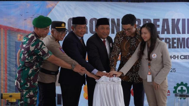 Wakil Bupati Sukabumi H. Andreas meresmikan dimulainya pembangunan Gedung Karlinah Rumah Sakit DKH Cibadak, Senin (10/11/2025). Pembangunan ini menjadi langkah strategis untuk memperluas kapasitas dan meningkatkan kualitas layanan kesehatan di wilayah Sukabumi.