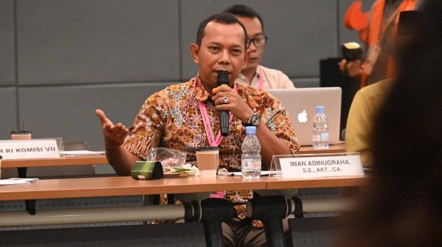 Anggota DPR RI Iman Adinugraha menyoroti maraknya pungutan liar (pungli) dalam proses rekrutmen tenaga kerja di Kabupaten Sukabumi. Dalam forum Kunjungan Kerja Komisi VII DPR RI di Serang, ia meminta perusahaan dan aparat penegak hukum bertindak tegas terhadap oknum yang memeras pencari kerja. Perusahaan juga menegaskan komitmen untuk menerima laporan resmi dari masyarakat guna memberantas praktik pungli di sektor industri.