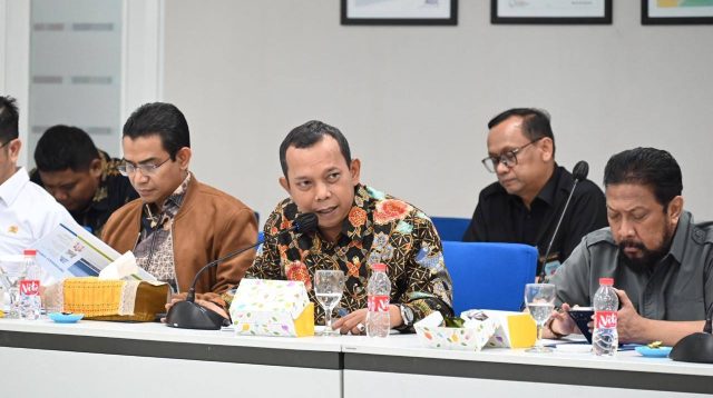 Komisi VII DPR RI meninjau PT Asahimas Chemical di Cilegon dan menemukan industri masih bergantung pada 90 persen garam impor. Anggota DPR RI Iman Adinugraha mendorong percepatan swasembada garam agar target nasional 2027 dapat tercapai.