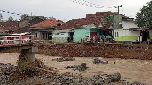 Setelah masa tanggap darurat berakhir, Pemkab Sukabumi kini memasuki fase transisi pemulihan pascabencana di Cisolok dan Cikakak. Pemerintah bersama TNI, Polri, dan relawan akan fokus pada pemulihan infrastruktur, sosial, dan ekonomi warga.