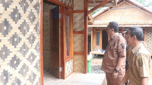 Bupati Sukabumi H. Asep Japar meninjau hasil pembangunan hunian tetap (Huntap) bagi warga penyintas bencana pergerakan tanah di Kampung Cireundeu, Desa Mekarsari, Kecamatan Nyalindung, pada Senin (3/11/2025).