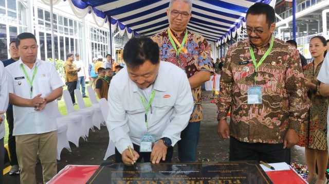 Pratama Abadi Industri resmi mengoperasikan Pembangkit Listrik Tenaga Surya (PLTS) Atap di kawasan pabriknya, Kecamatan Sukalarang, pada Selasa (11/11/2025).