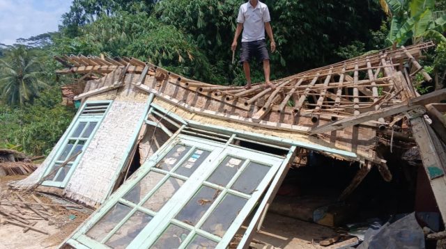 Rumah milik pemuda disabilitas di Cikembar, Sukabumi, roboh akibat lapuk dan hujan deras. BAZNAS Kabupaten Sukabumi turun tangan melakukan asesmen dan penanganan cepat
