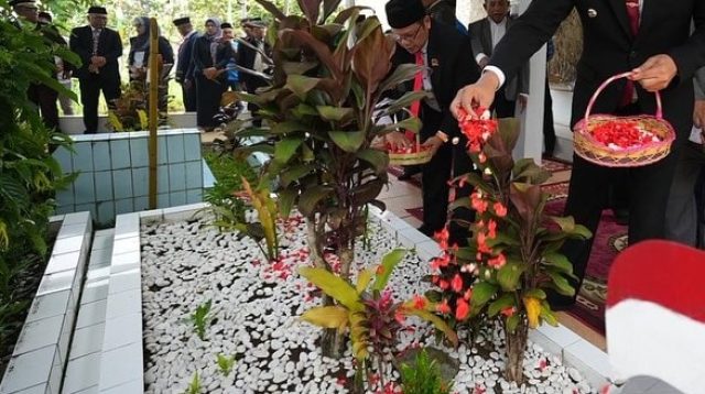 MUI Kabupaten Sukabumi memperingati Hari Pahlawan dengan doa bersama untuk KH. Ahmad Sanusi, ulama pejuang asal Sukabumi. Kegiatan ini menjadi ajang refleksi nilai perjuangan dan semangat kebangsaan.