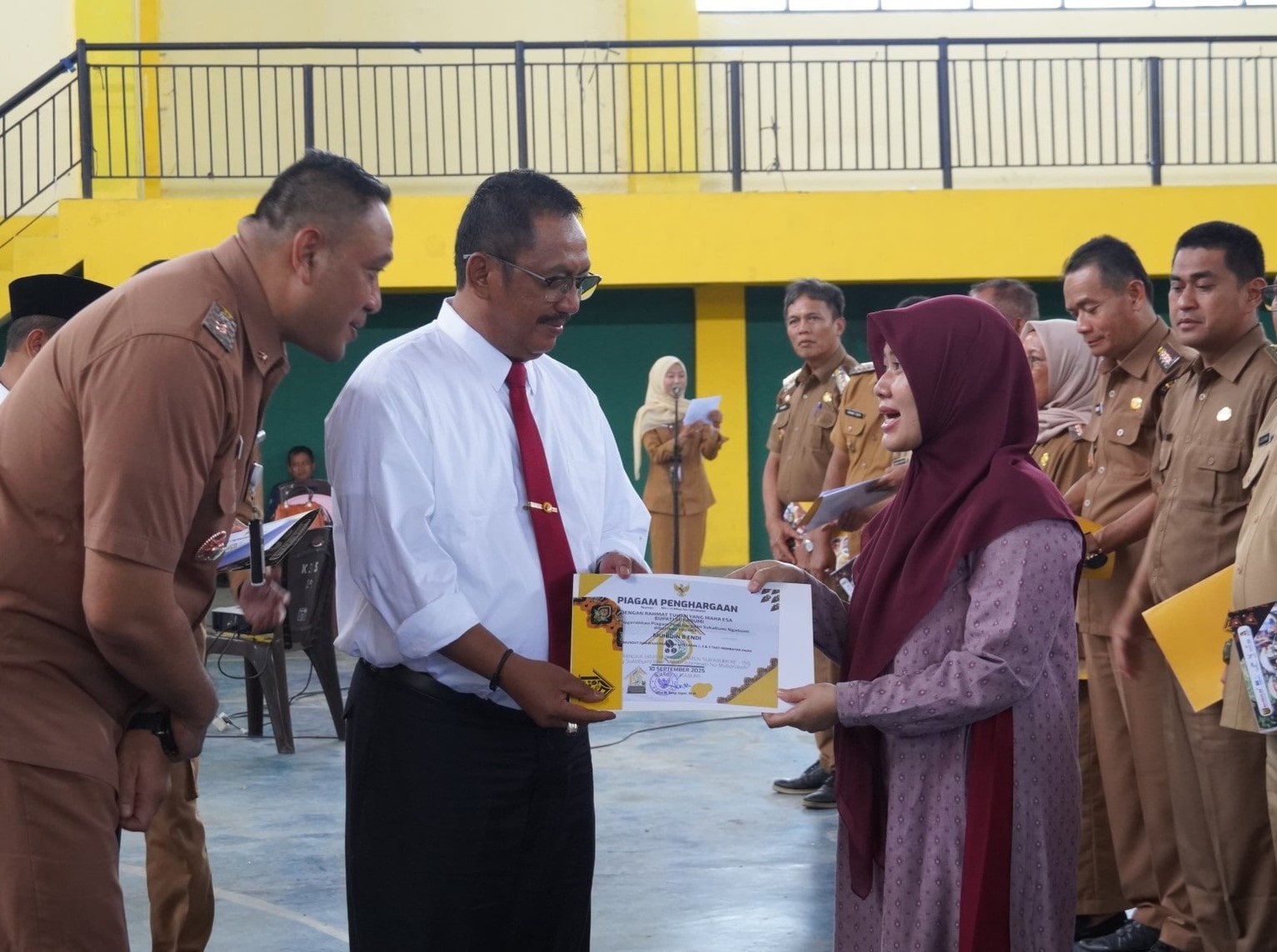 Bupati Sukabumi H. Asep Japar menegaskan pentingnya sinergitas antara seluruh elemen pemerintahan dalam mempercepat pembangunan dan meningkatkan kualitas pelayanan publik di Kabupaten Sukabumi. Hal itu disampaikan saat kegiatan Sinergitas Kewilayahan bersama unsur perangkat kecamatan, UPTD, serta desa dan kelurahan wilayah II dan III di Pusbangdai Cikembar, Senin (10/11/2025).