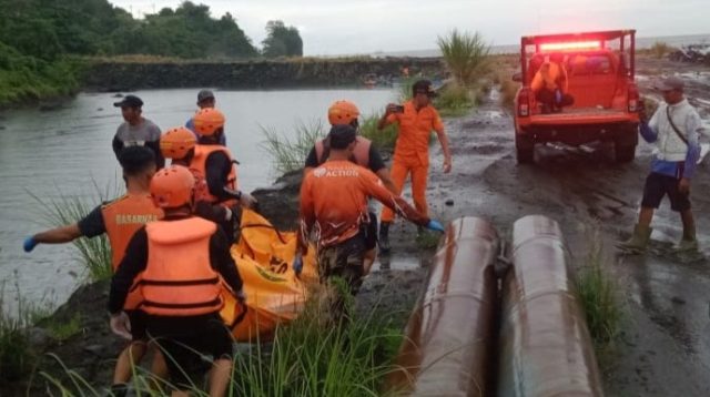 Satu dari dua pemancing yang hilang terseret ombak besar di Pantai Cikeueus, Desa Girimukti, Kecamatan Ciemas, berhasil ditemukan Tim SAR gabungan pada Selasa sore (18/11/2025) sekitar pukul 16.00 WIB. Korban bernama Deni, warga Kampung Otista, Palabuhanratu, ditemukan dalam kondisi meninggal dunia. Sementara satu pemancing lainnya, Ujang Agus, masih dalam pencarian.
