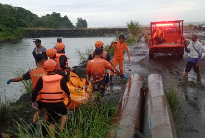 Satu dari dua pemancing yang hilang terseret ombak besar di Pantai Cikeueus, Desa Girimukti, Kecamatan Ciemas, berhasil ditemukan Tim SAR gabungan pada Selasa sore (18/11/2025) sekitar pukul 16.00 WIB. Korban bernama Deni, warga Kampung Otista, Palabuhanratu, ditemukan dalam kondisi meninggal dunia. Sementara satu pemancing lainnya, Ujang Agus, masih dalam pencarian.