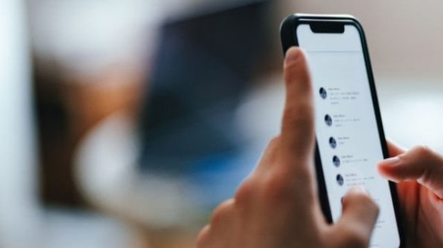 Tiga pesan suara yang diduga milik ES, terduga pelaku pencabulan terhadap atlet bola voli putri di Surade, Sukabumi, beredar luas di WhatsApp dan memicu perhatian publik. Rekaman tersebut berisi permintaan dukungan, permintaan maaf, hingga ajakan agar sejumlah alumni tetap diam terkait kasus yang menyeret nama ES.