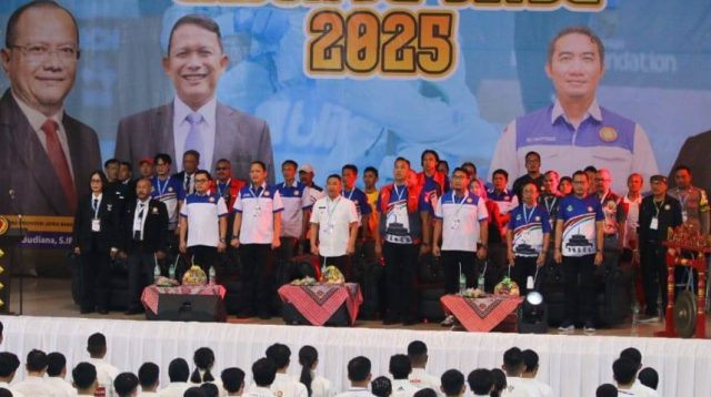 Wakil Bupati Sukabumi H. Andreas resmi membuka Babak Kualifikasi Ju-Jitsu PORPROV XV Jawa Barat di GOR Cisaat. Sebanyak 164 atlet dari 20 kota/kabupaten bertarung memperebutkan tiket menuju PORPROV 2026. Wabup menegaskan sportivitas dan berharap lahirnya atlet unggulan yang mampu mengharumkan Jawa Barat hingga level nasional dan internasional.