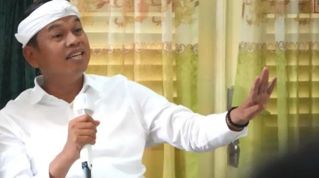 Gubernur Jawa Barat Dedi Mulyadi menegaskan komitmennya untuk memperkuat pelayanan publik di tingkat desa. Ia mewajibkan setiap kantor desa dan rumah kepala desa di seluruh Jawa Barat memiliki Pos Pengaduan Masyarakat sebagai sarana pelaporan langsung dari warga.